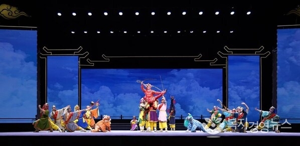 The opening performance featured the Beijing Opera excerpt “The Eighteen Arhats Subdue the Raptor Demon” (Provided by Kunshan Converged Media Center)