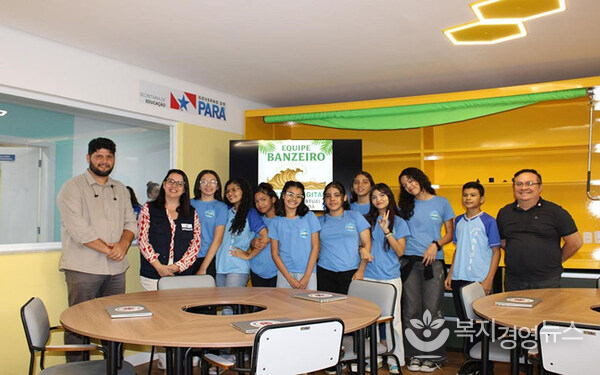 Students and teachers from Breves Public School, Pará State, Brazil/ Photo credit: Huawei