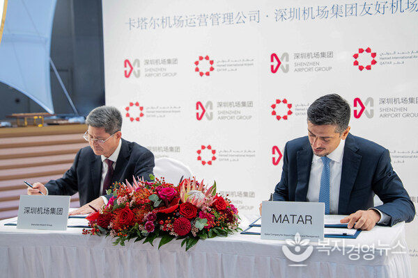 (right to left) Mr. Hamad Al Khater, Chief Operating Officer of Hamad International Airport, and Mr. Chen Fanhua, Deputy General Manager of Shenzhen Airport Group and Board Chairman of Shenzhen Airport Co., Ltd. Signing a Sister Agreement at Routes World 2025 in Hong Kong