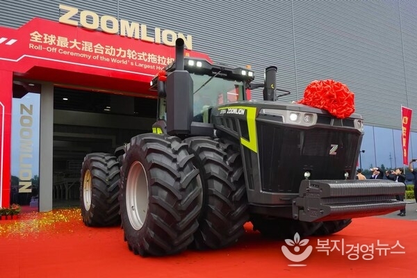 ZOOMLION Unveils the World’s Most Powerful Hybrid Wheeled Tractor DX7004
