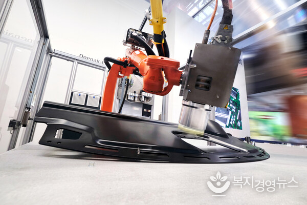 Activation of an automotive dashboard before lamination. (Copyright: Plasmatreat GmbH)