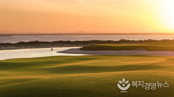 The glorious sunset over the 5th hole at Shura Links
