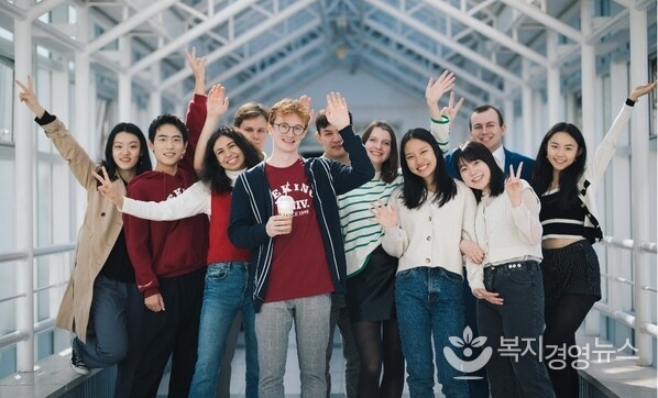 Peking University Guanghua School of Management’s “Future Leaders” Program students on campus during their two-year China study.