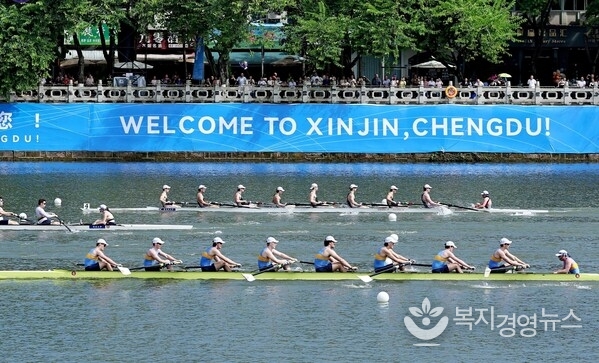 Athletes compete in the 2025 Chengdu Open Rowing Regatta on the Nanhe River in Xinjin district of Chengdu, Sichuan province, on Oct 2.