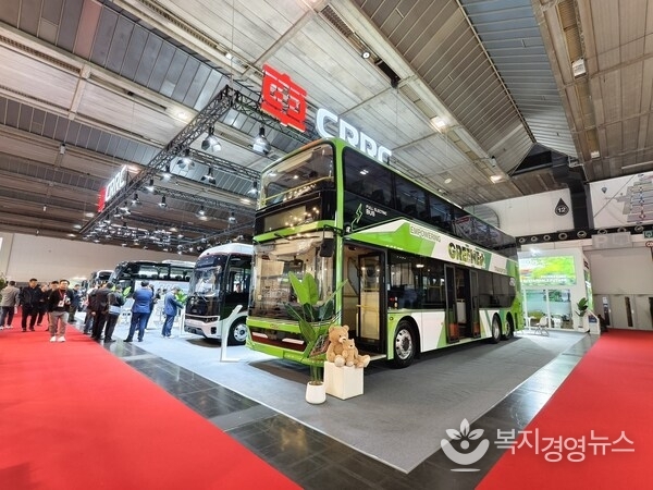 CRRC EV debuts two groundbreaking all-electric buses at Busworld Europe 2025
