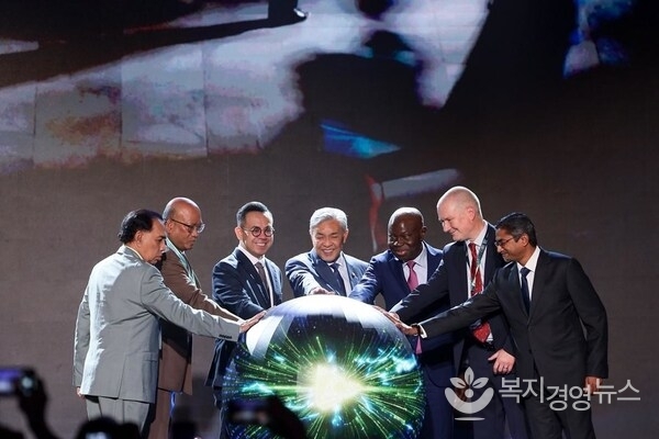 Centre: The Honourable Dato’ Seri Dr. Ahmad Zahid bin Hamidi, Deputy Prime Minister of Malaysia and Minister of Rural and Regional Development, launched the Global Skills Forum (GSF) 2025.
