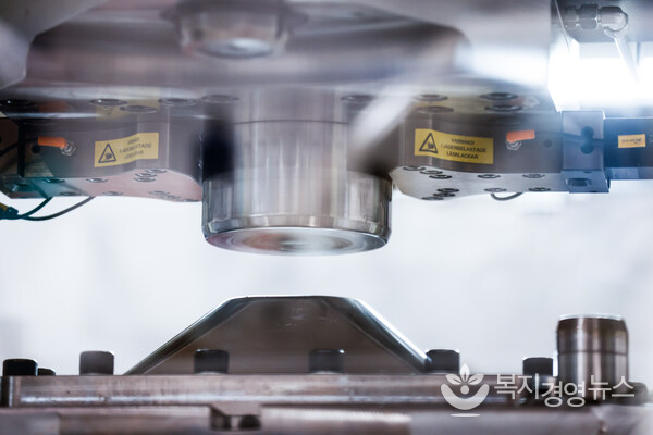 The cooperation between Cell Impact and thyssenkrupp Automotion Engineering is based upon Cell Impact Forming™ - a patented dry forming method using high kinetic energy to shape complex patterns in ultra-thin metal. By precisely controlling the impact velocity, it enables exceptional channel accuracy and thickness uniformity—ideal for flow plates in fuel cells and electrolyzers.