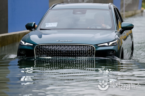 LEPAS L8 is engineered with a wading depth over 600 mm for secure passage through water-logged roads