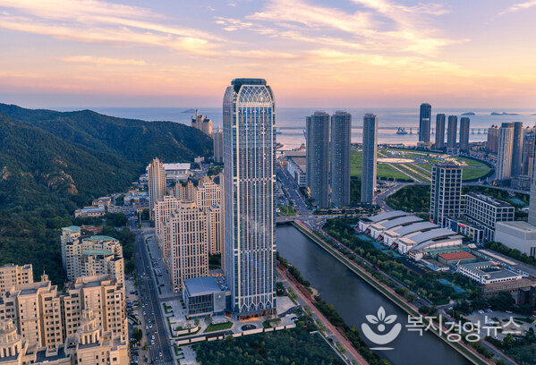 Pan Pacific Dalian, strategically located on Youting Road
