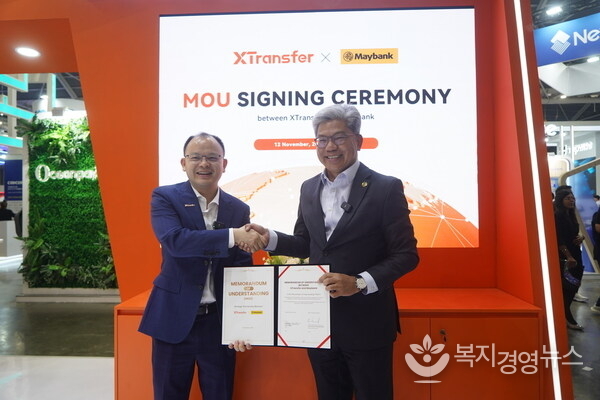 Bill Deng, Founder and CEO of XTransfer (Left) and Dato’ Sri Khairussaleh Ramli, President and Group CEO of Maybank (Right) signed MOU during Singapore Fintech Festival 2025.