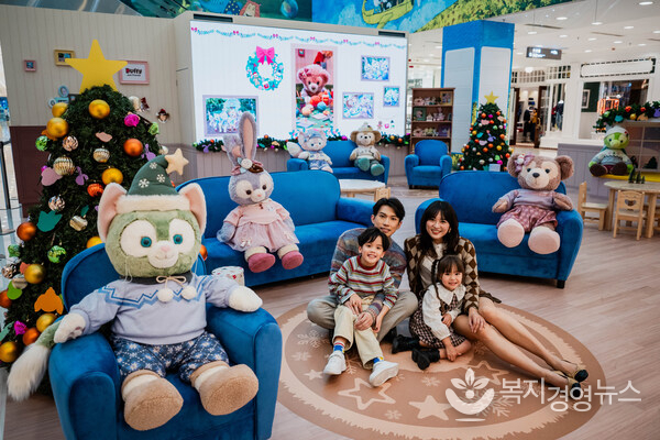 “더피와 친구들의 크리스마스 하우스” 테마 존은 겨울 의상을 입은 봉제 캐릭터들과 함께 따뜻한 휴일 분위기를 제공합니다.