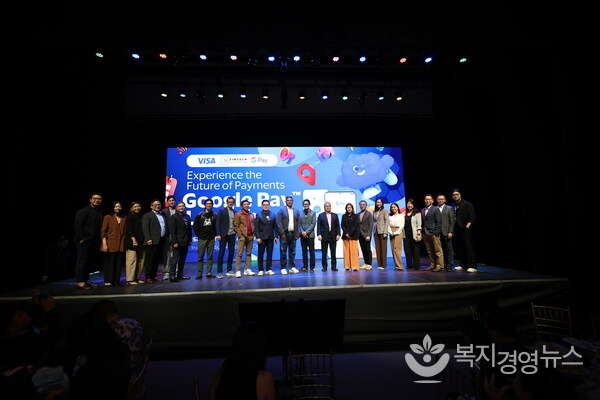 Ren-Ren Reyes, President and CEO of GCash mobile wallet operator G-Xchange, Inc., joins other industry players led by the FintechAlliance.Ph and Visa, along with officials from the Bangko Sentral ng Pilipinas (BSP) and Department of Information and Communications Technology (DICT), at the launch of Google Pay in the Philippines