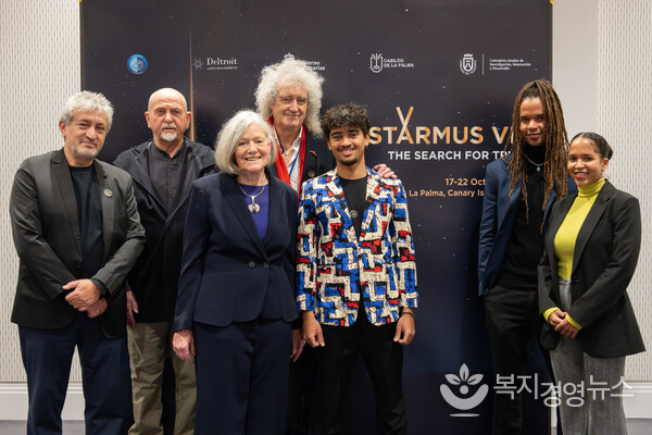 Garik Israelian, Peter Gabriel, Mary Lewis, Sir Brian May, Nick Van-Lawick, Merlin Van-Lawick, Angel Van-Lawick - Jane Goodall’s grandchildren.
