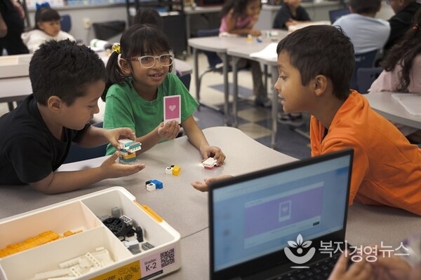 LEGO® Education is introducing a hands-on, student-centered approach to effectively teach computer science concepts in the classroom and foster AI literacy, creativity, and student agency.