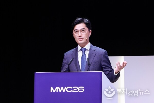 Eric Yang, President of Huawei Carrier Business, delivering a keynote speech
