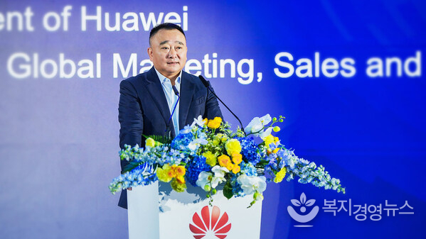 Zhou Jianjun, Vice President of Huawei and President of Global Marketing, Sales and Services, Huawei Digital Power